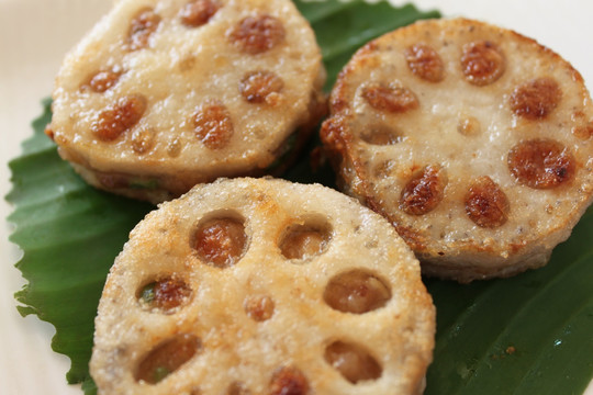 沙姜网油煎藕饼