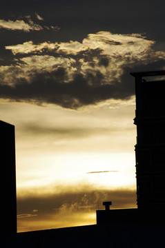 夕阳下的城市剪影