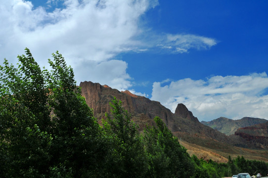 青海尖扎白杨红土山