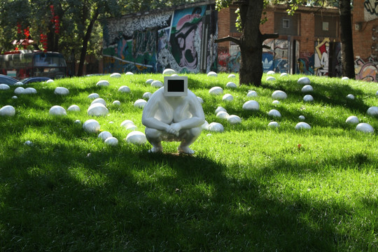 生蛋的机器人 雕塑