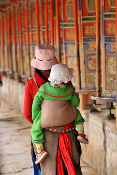 夏河拉卜楞寺母子朝圣者