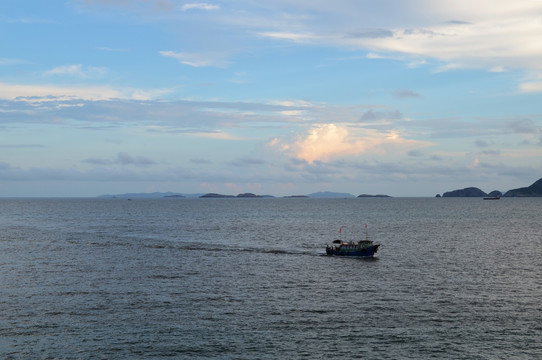 黄昏捕捞渔船