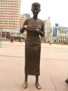 鞍山组雕 女游客