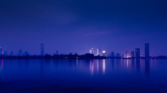 夜幕城市湖