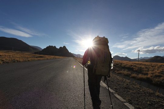 徒步旅行海拔西藏318国道