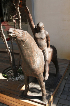 人骑马雕塑