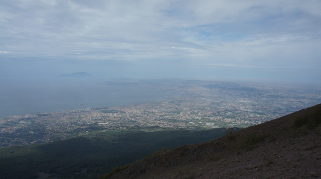 维苏威火山山顶俯视城市