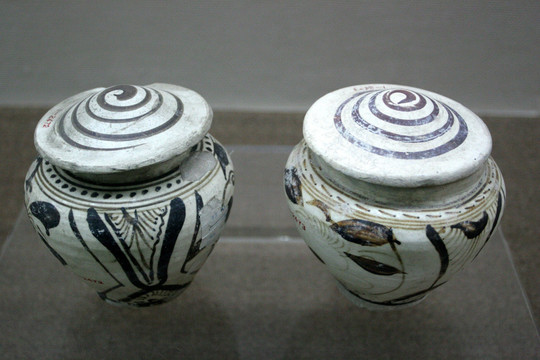 科尔沁博物馆 白釉铁花盖罐