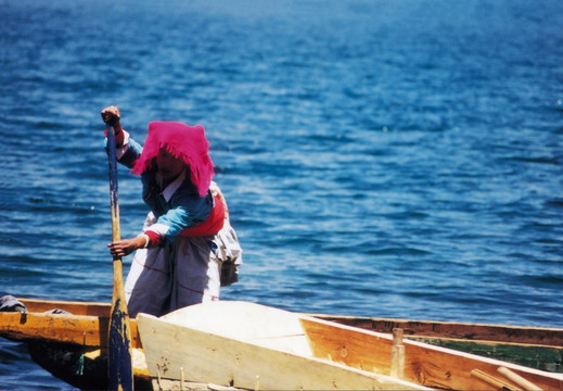 泸沽湖 划船的摩梭族女人