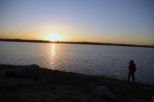 夕阳下的丁香湖