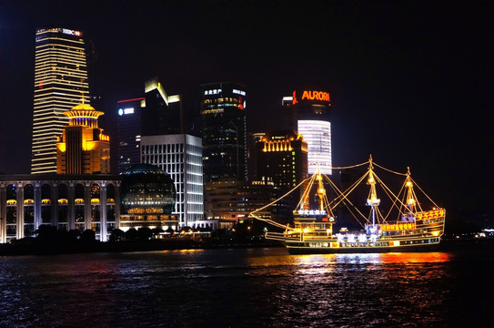 上海外滩黄浦江游览船夜景
