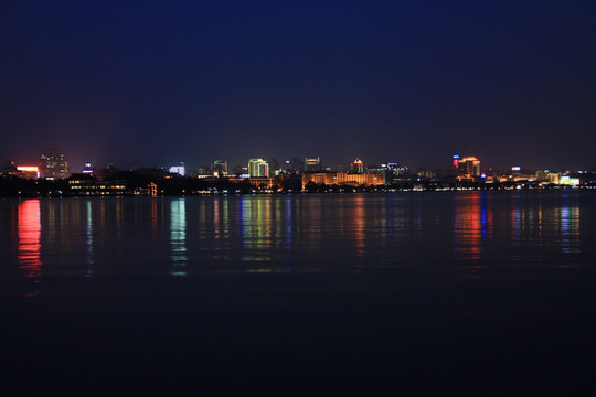 湖滨夜景