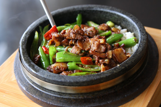 湖南小炒肉石锅拌饭