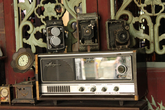 老式收音机和相机