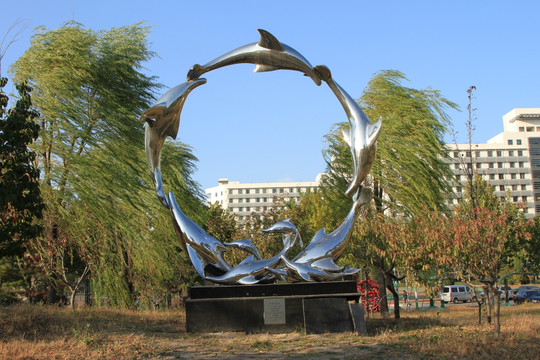 清华大学 海豚雕塑