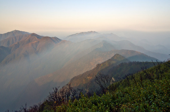 晨光普照大山