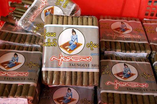 云南勐腊县 手工制作的香烟