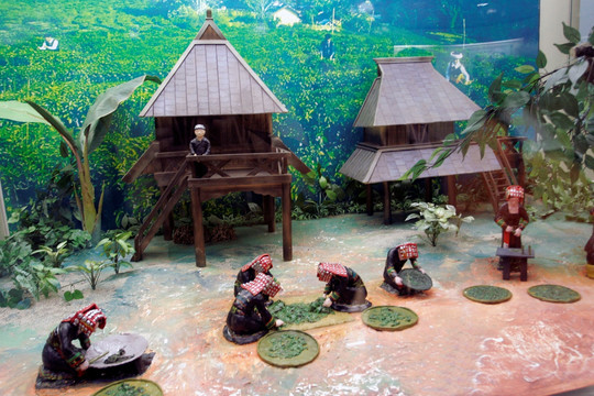 哈尼族传统制茶工艺流程 雕塑