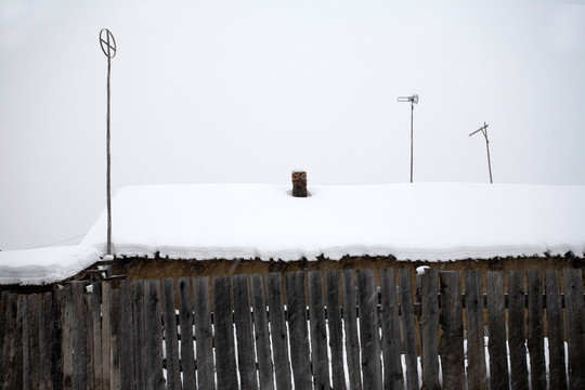呼伦贝尔 白雪覆盖农家院