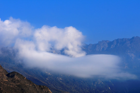 丹巴高原山间云雾