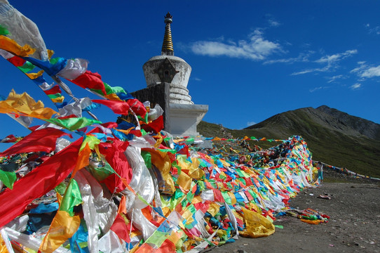 经幡与白塔