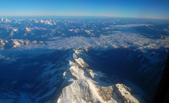 青藏高原的雪山