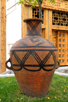 汶川羌族生活陶罐展示