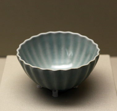 青釉菊瓣纹碗