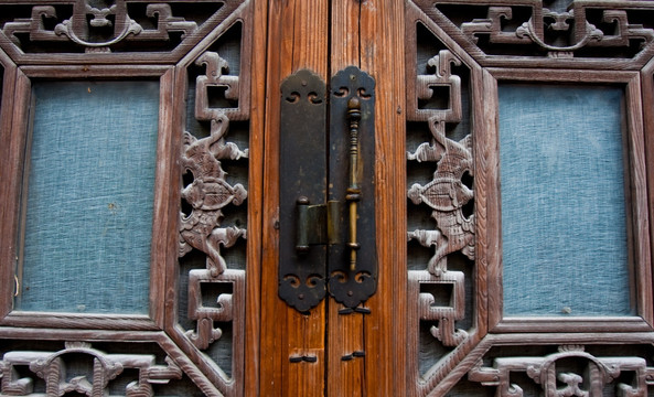 木雕门铜锁