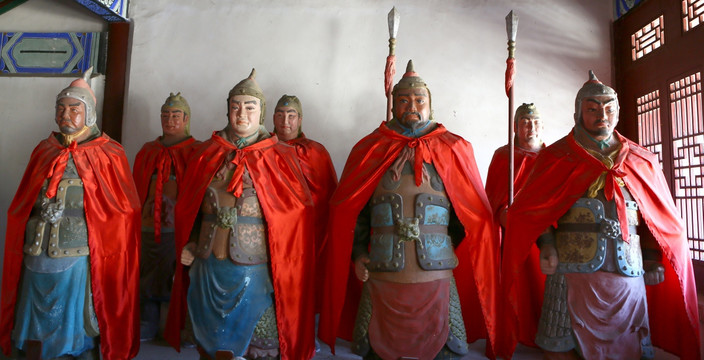 三国人物塑像