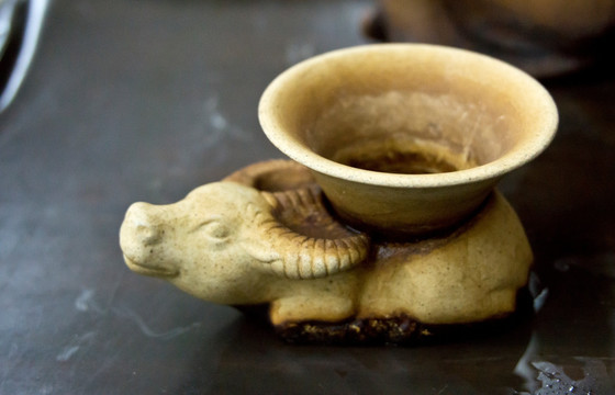 中国传统文化艺术紫砂水牛造型茶杯