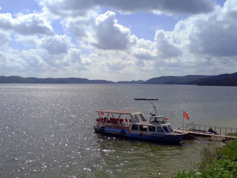 波光潋滟的玉龙湖