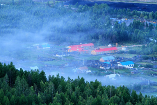 晨雾缭绕的山村