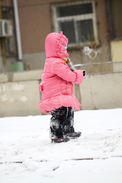 玩雪的女孩 雪景