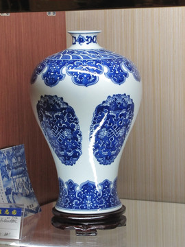 瓷器造型  青花瓶