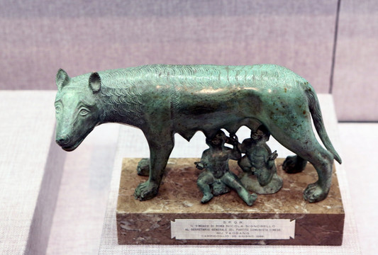 意大利青铜雕母狼哺婴