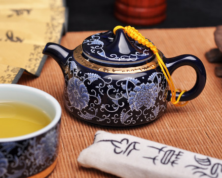 独饮一壶茶