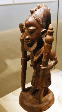 非洲男子雕像