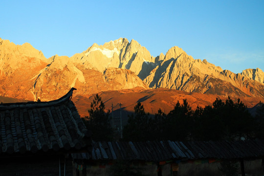 霞染玉龙雪山