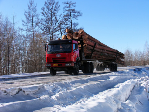 冰雪公路运材车