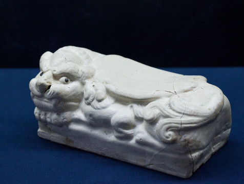 白釉母子狮形枕