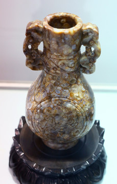 螺化玉雕花瓶