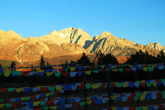 玉龙雪山晨曦 金色山峰