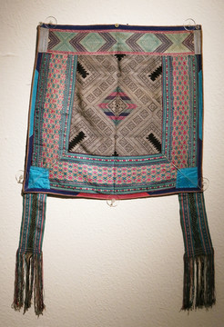 侗族几何纹织锦背扇