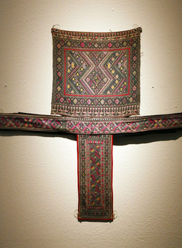 侗族几何纹织锦背扇