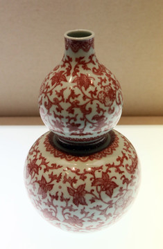 釉里红折枝花果纹葫芦瓶