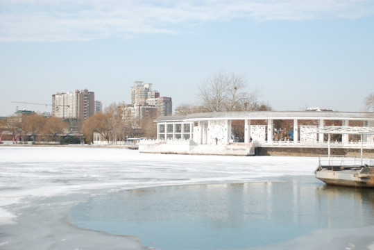 水上雪景