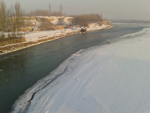 冬日伊犁河