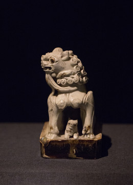 唐邢窑白釉点彩子母狮塑像