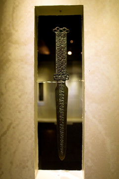 动物纹青铜短剑